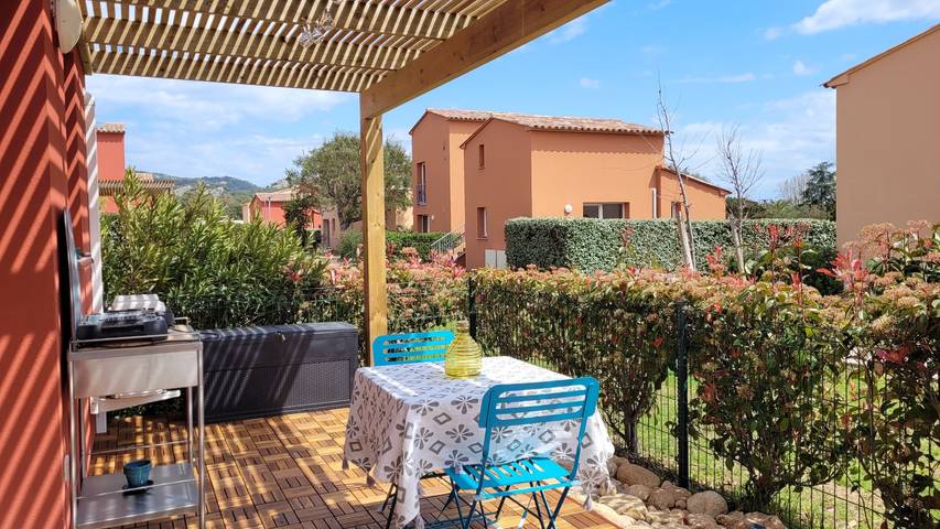 Gîte pour 4 personnes, avec piscine ainsi que terrasse et jardin à Lecci - 2