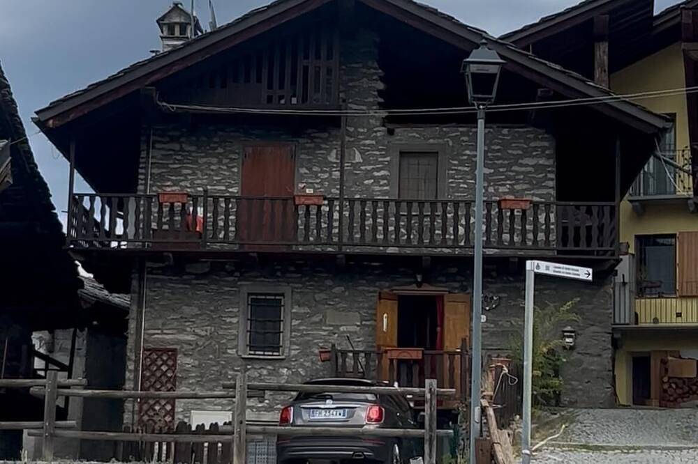 Ganze Wohnung, Chalet in the Village of Charvensod - Relaxation and Nature in Comune di Charvensod, Italienische Alpen