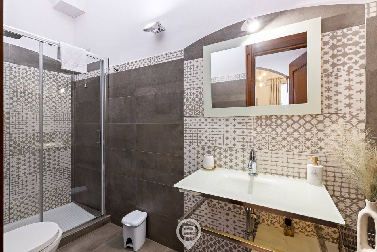 Domo Antico Borgo - Grey Room in Oristano, Campidano