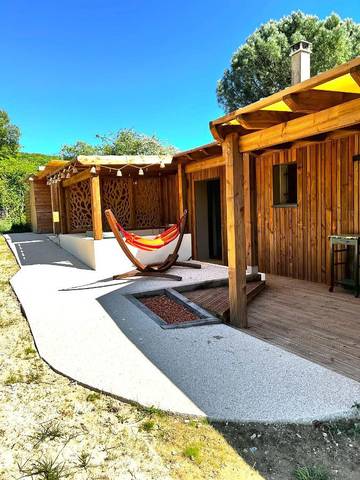 Maison de campagne pour 2 personnes, avec terrasse ainsi que vue et jardin, animaux acceptés dans la Drôme