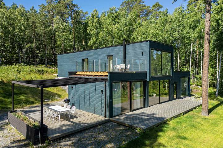 Luftigt hus med stora glaspartier på Adelsö in Adelsö, Mälaren