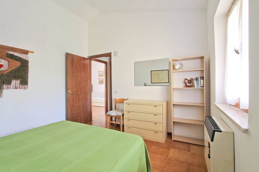 Ganze Wohnung, Apartment mit Terrasse mit Seeblick und privatem Garten in Strandnähe in Gradoli, Bolsenasee