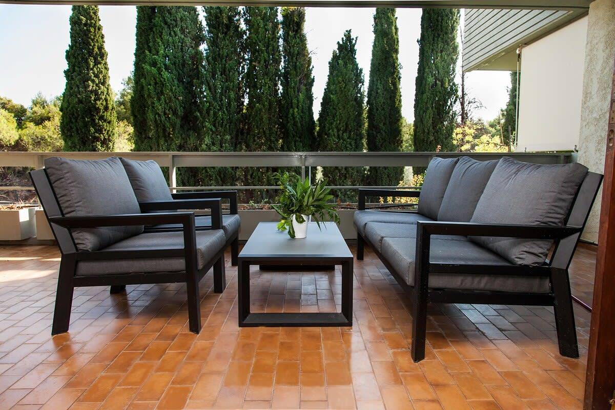 Geheel appartement, Delux Apartment with Amazing Balcony! in Noordelijk deel van Athene, Athene