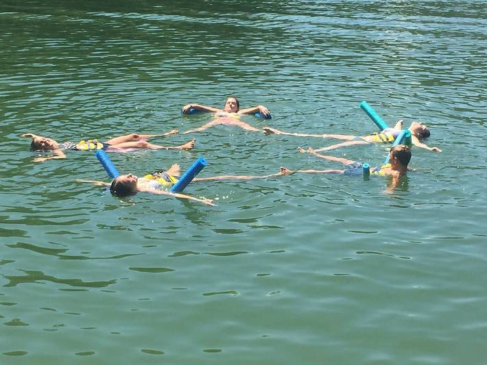 Vacation rental for 14 people, with hot tub and yard in Lewis Smith Lake