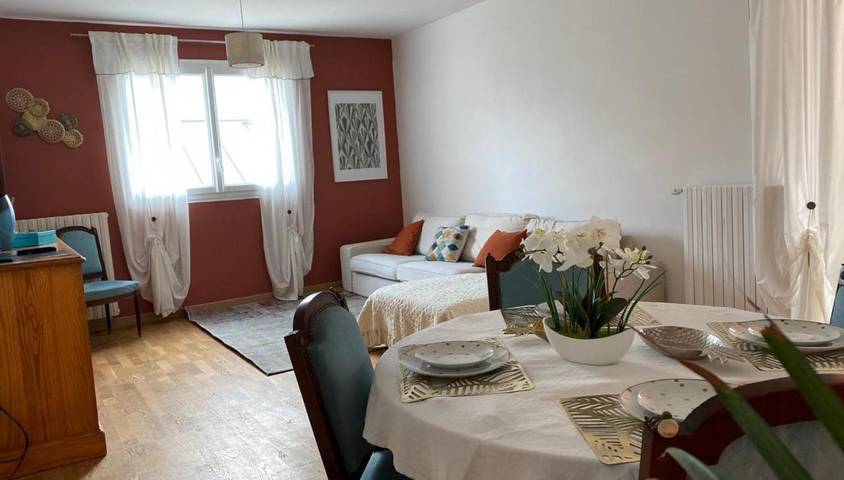 Gîte pour 10 personnes, avec Balcon et Jacuzzi ainsi que Terrasse et Vue à Achères