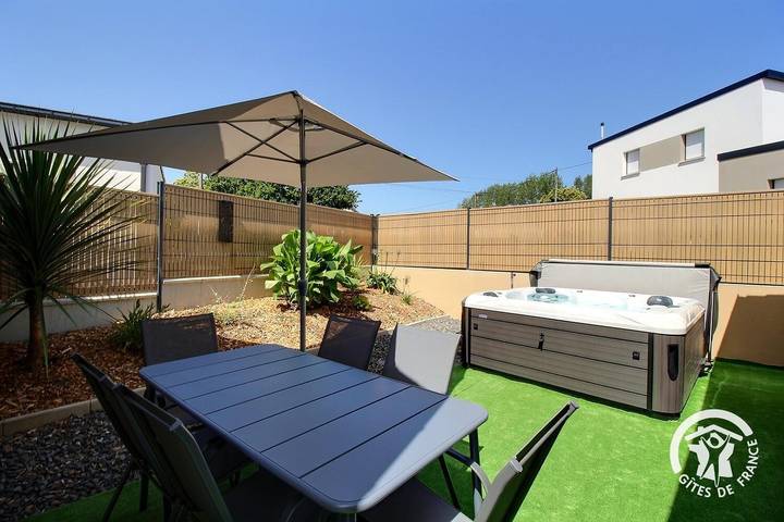 Gîte pour 6 personnes, avec Jacuzzi et Terrasse ainsi que Jardin et Vue
