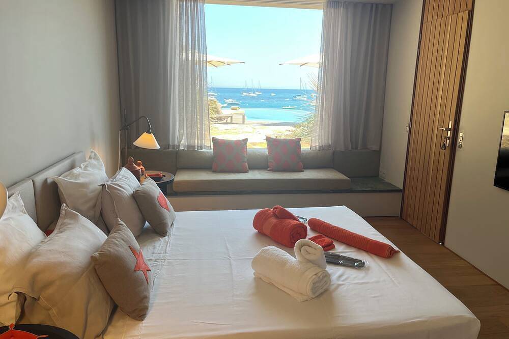 Villa Bord De Mer Pieds Dans L'Eau Domaine Prive Piscine Et Spa in Cap Bénat, Bormes-les-Mimosas