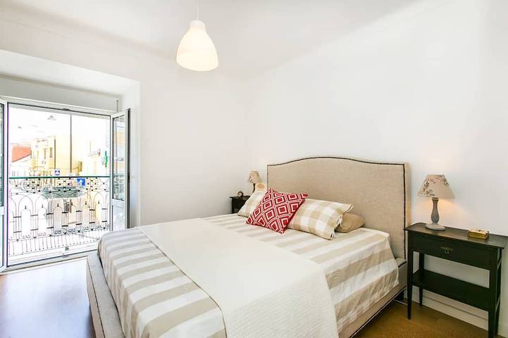 Entire apartment, Belem! Charming 2 Bedroom Apartment w terrace, Wifi & free street parking in Ajuda, Costa de Lisboa