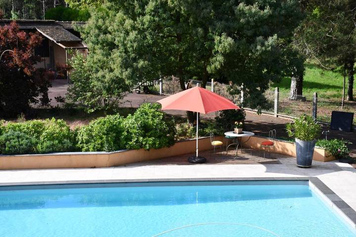 Appartement de vacances pour 2 personnes, avec terrasse et jardin ainsi que piscine et vue