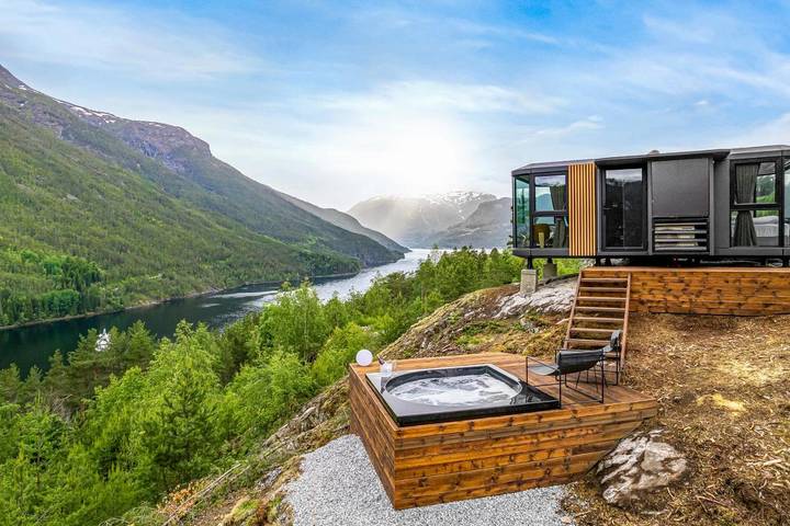Villa for 2 personer, Balkong og Jacuzzi i tillegg til Terrasse og Hage i Norge