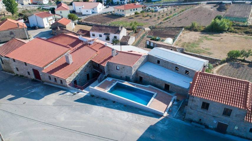 Casa rural para 9 personas, con jardín además de terraza y piscina en Miranda do Douro - 2