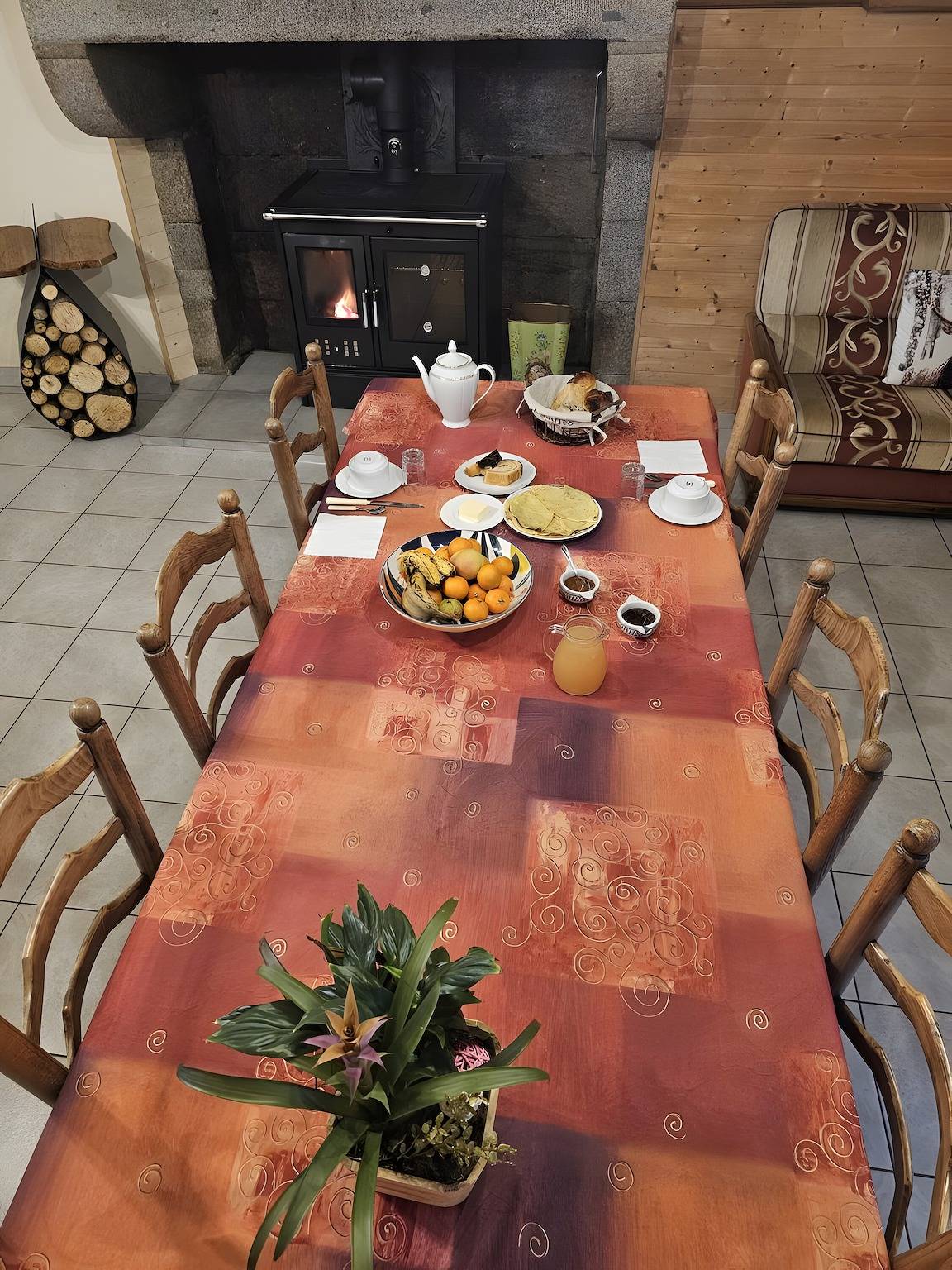 Bed and Breakfast 'Domaine De La Roche - Chambre Bleu' with Shared Terrace, Shared Garden and Wi-Fi in Mont-Dol, Mont-Saint-Michel Bay