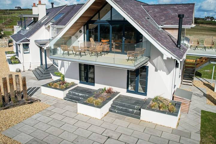 Holiday rental for 12 people, with sauna and hot tub as well as garden and balcony, with pets in Rhoscolyn