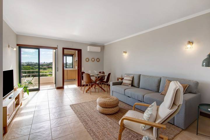 Apartamento inteiro, Apartamento 'Sunrise Village' a 5 minutos da praia com varanda in Guia, Distrito de Faro