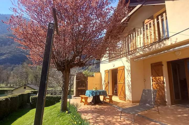 Location de vacances pour 8 personnes, avec balcon et jardin à Salles-et-Pratviel