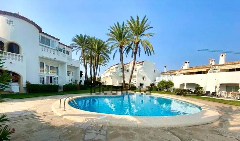 Bungalow para 4 personas, con terraza además de piscina y jardín, Se admiten mascotas en Dénia