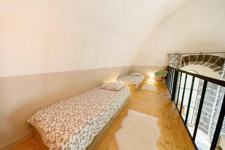 Location de vacances pour 3 personnes, avec piscine et jardin ainsi que terrasse et vue à Vieille-Brioude - 4