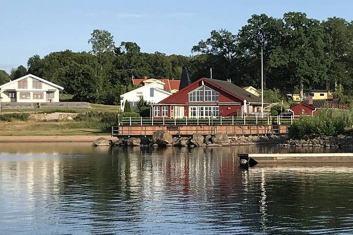Ferienhaus für 6 Personen, mit Balkon und Whirlpool sowie Garten und Pool in Ljungby