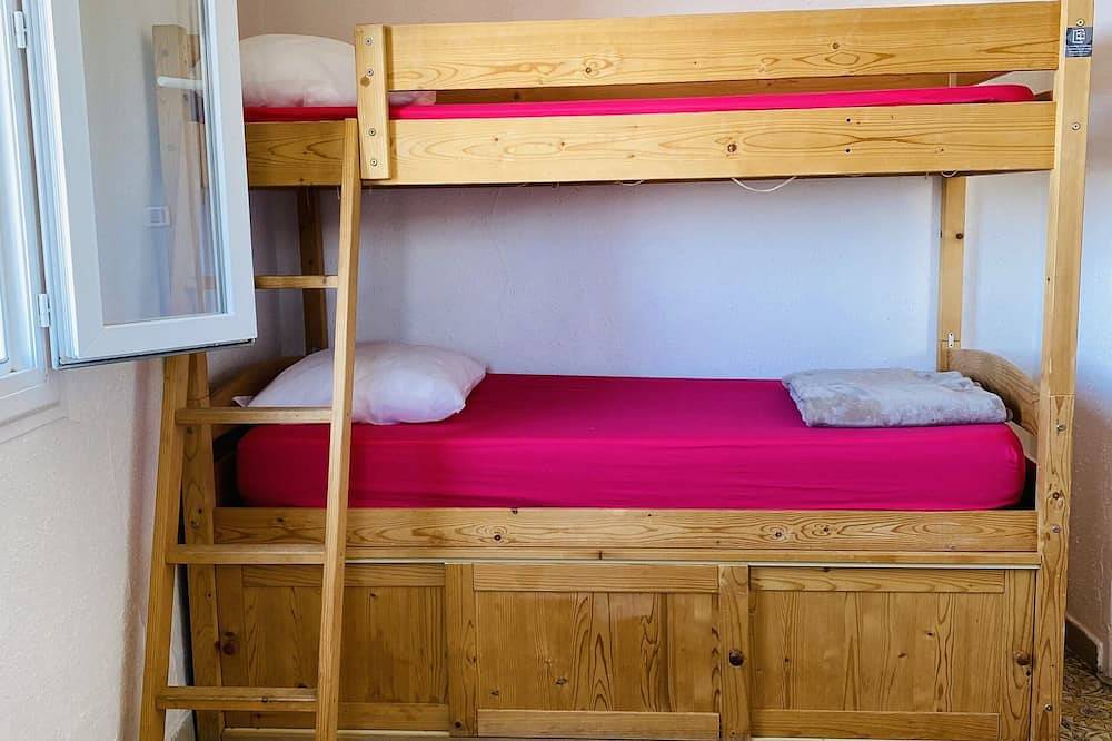 Entire apartment, Calm and authenticity with a panoramic view in the heart of a Corsican village in Belgodère, Calvi region