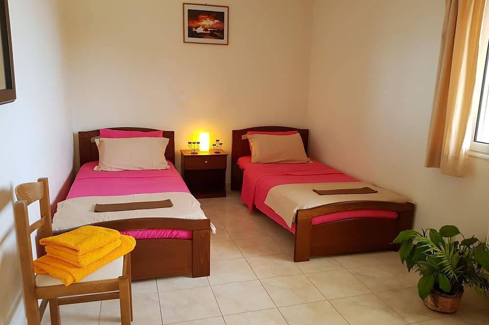 Ganze Wohnung, Sunrise 5 Apartment - Beautifully Located Air Conditioned 3 Bedroom Above Beach in Xiropigado, Kynouria