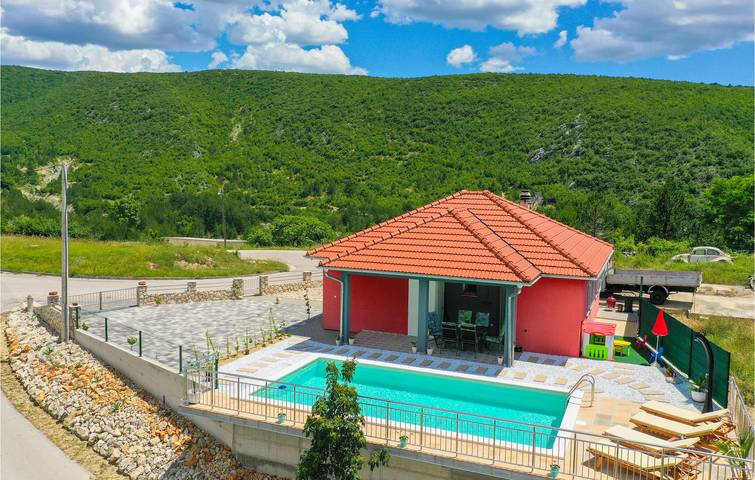 Moderne 2-Zimmer-Wohnung mit Pool, Terrasse und WLAN in der Nähe des Flusses Ričina in Makarska Riviera