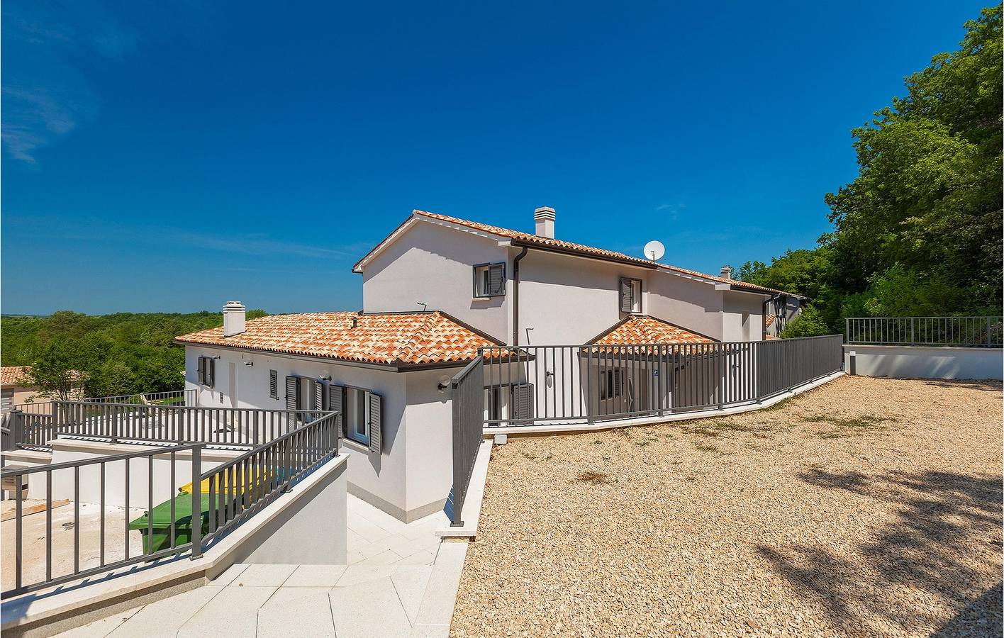 Appartement confortable de 2 chambres avec piscine, Wi-Fi et parking - à 2,5 km du centre de Raša in Labin, Istrie