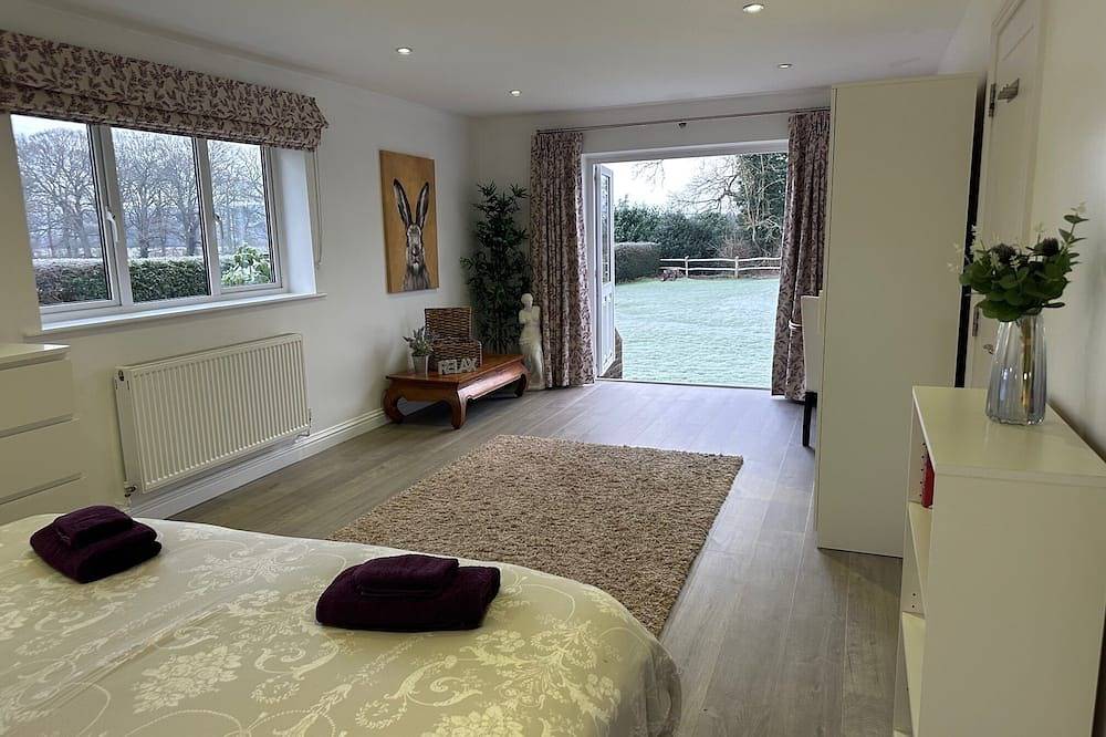 Super 2000sq ft Self-Contained Guest House in Cranleigh, Surrey