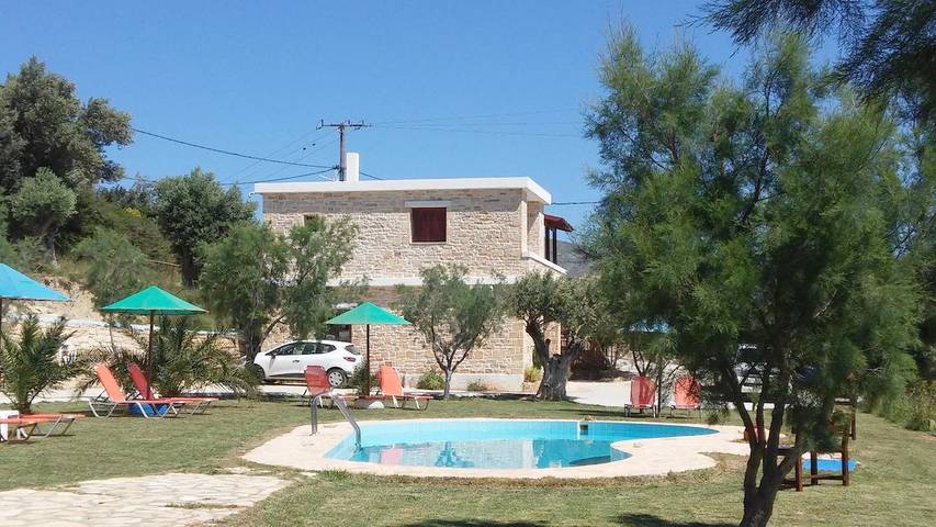 Gîte pour 5 personnes, avec vue ainsi que jardin et piscine, animaux acceptés dans Triopetra