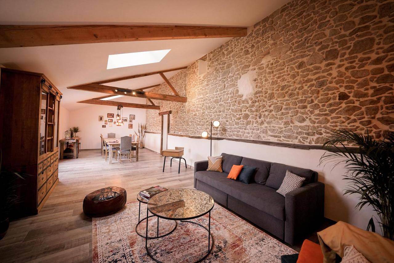 Four-Bedroom House in Saint-Aubin-de-Baubigné, Mauléon