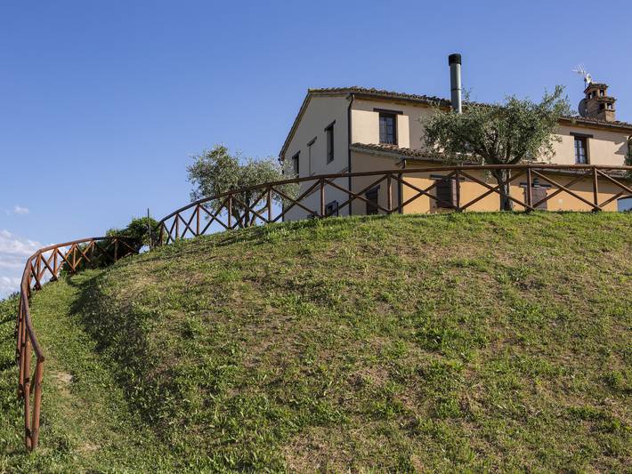 Appartamento intero, Casale nelle Marche con piscina e vini Verdicchio in Montecarotto, Provincia di Ancona