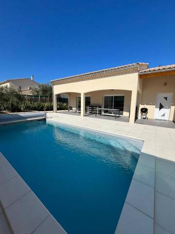 Location de vacances pour 6 personnes, avec piscine et terrasse, animaux acceptés à Saint-Remèze