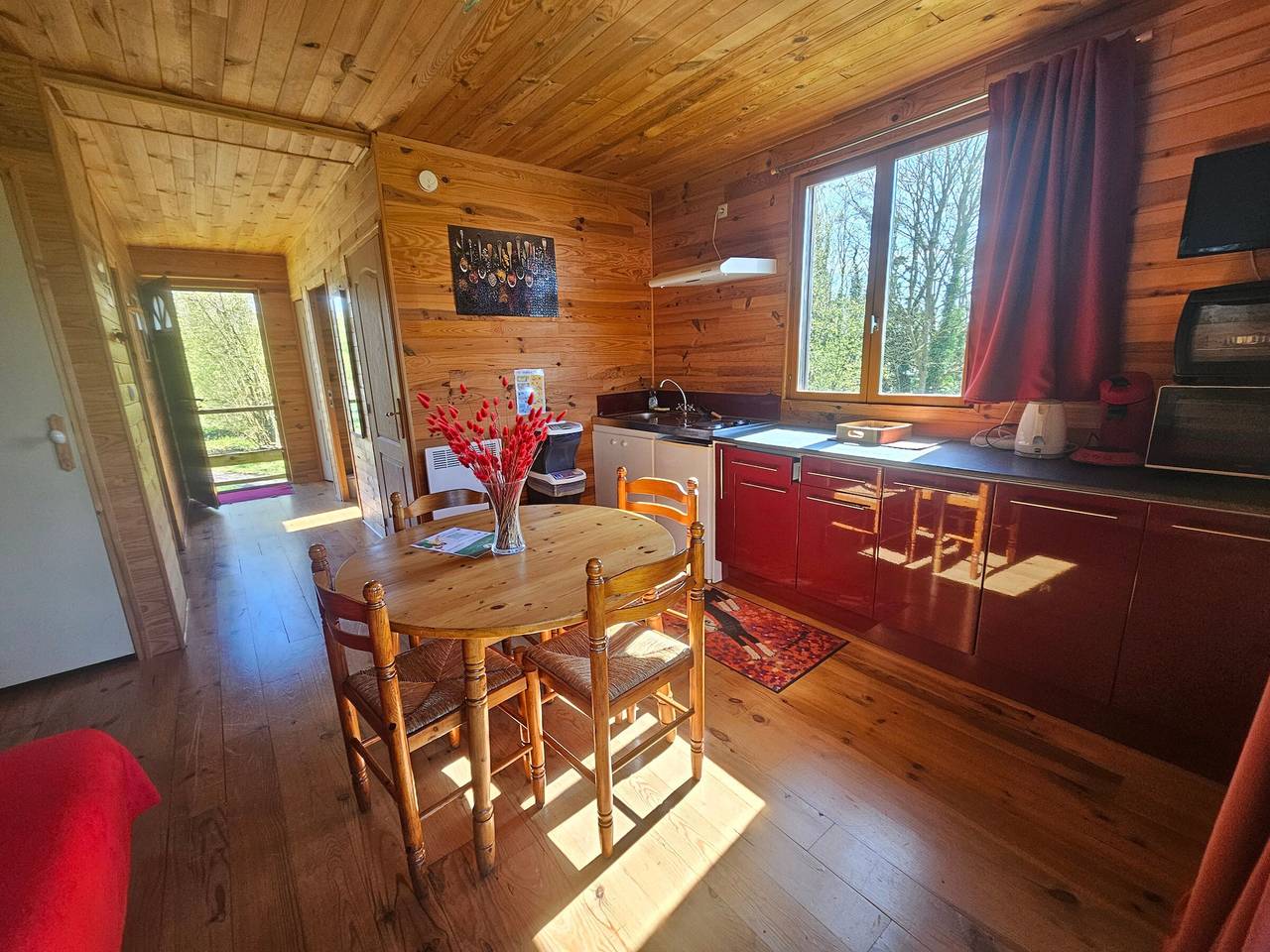 Chalet au calme avec terrasse, acceptant les animaux, parking et Wi-Fi inclus in Velle-sur-Moselle, Région de Lunéville