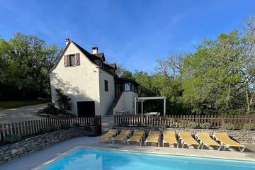 Gîte pour 10 personnes, avec balcon et jardin à Calvignac