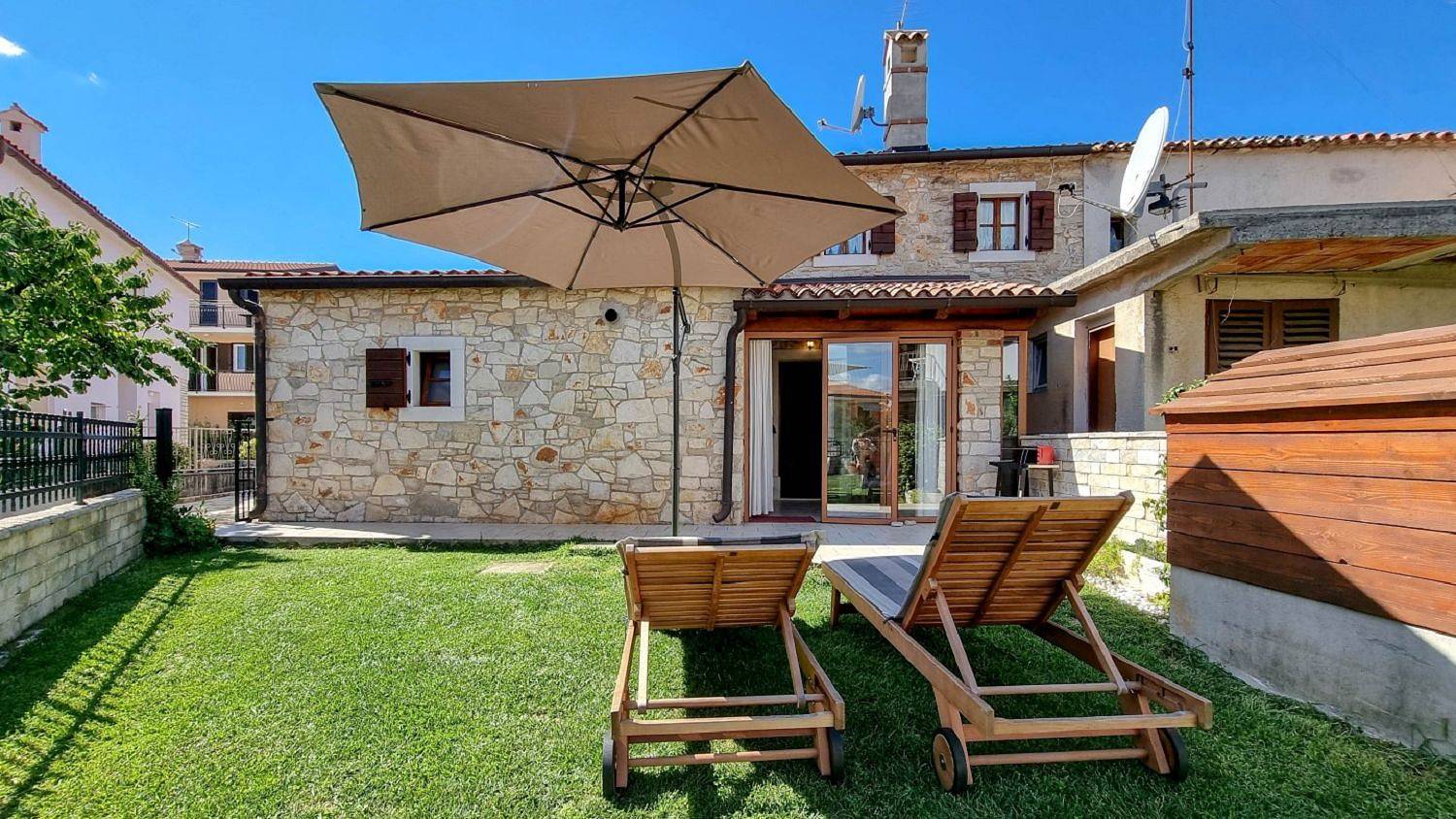 Hundefreundliches Steinhaus nur 100 Meter zum Strand mit privatem Garten, Liegen, Bbq in Novigrad, Umag i okolice