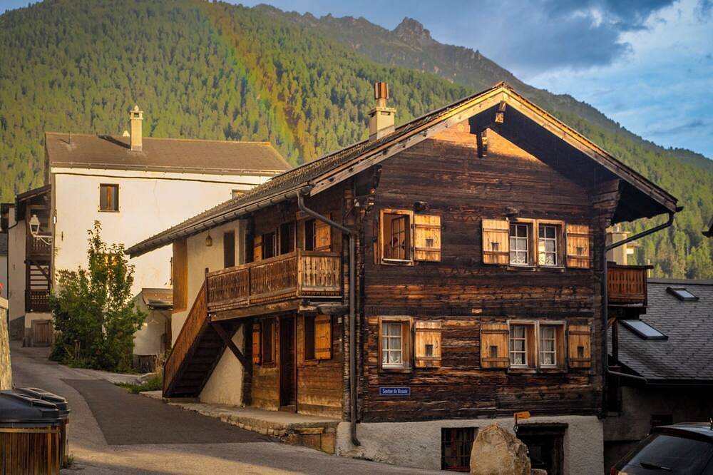Geräumige Maisonette-Wohnung im Chalet – 8 Schlafplätzecharmante Wohnung von 96 m² auf 2 Etagen, in in Saint Luc, Anniviers