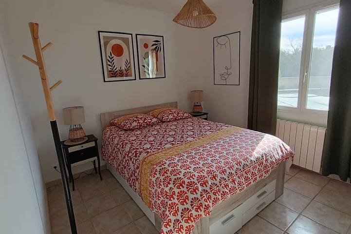 Villa in the heart of the Luberon with swimming pool and large enclosed garden planted with trees in Saint-Saturnin-lès-Apt, Parque natural regional del Luberon