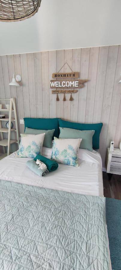 Appartement de vacances entier, Chambre avec tropezienne vue mer à l'Ayguade ,climatisée ,parking gratuit et proche aéroport in l'Ayguade, Hyeres