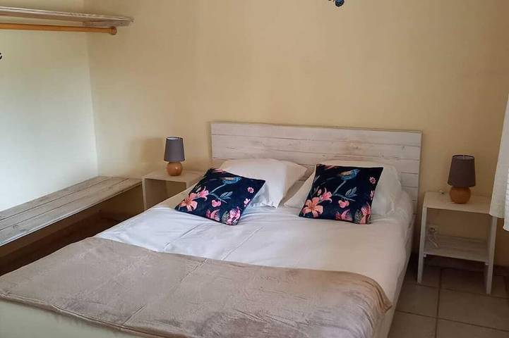 Location de vacances pour 5 personnes, avec jardin ainsi que piscine et terrasse à Banne - 2