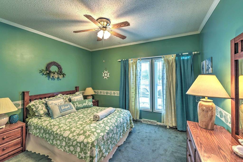 Beautiful Lakefront Retreat w/ Dock & Grill! in Lake Gaston