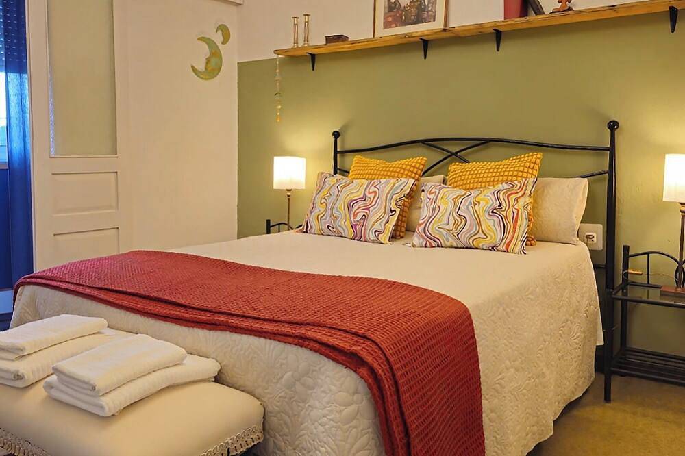 Ganze Wohnung, Apartment in charming restored village house, art & patio, relaxation. in Melide, La Coruña Provinz