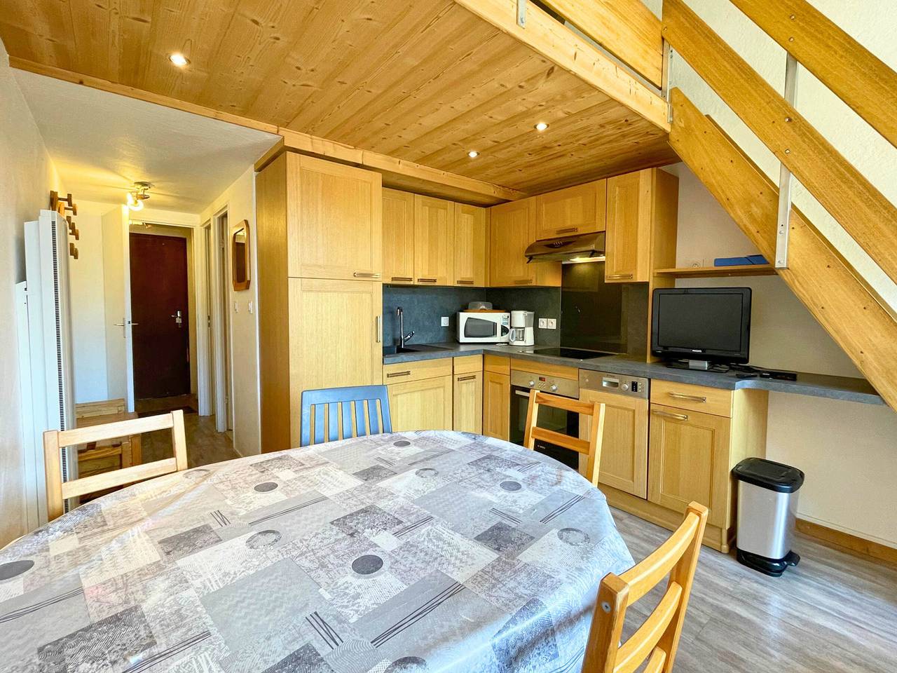 Appartement entier, Appartement cosy à 50m des pistes, 2 pièces pour 6 personnes, balcon et services disponibles in Les Menuires, Saint-Martin-de-Belleville