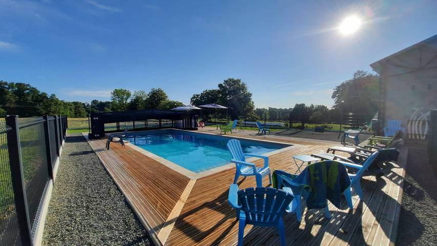 Gîte pour 8 personnes, avec terrasse ainsi que piscine et jardin