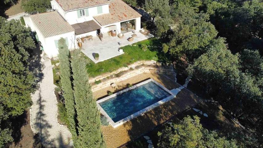 Location de vacances pour 7 personnes, avec piscine ainsi que vue et terrasse à Peypin-d'Aigues