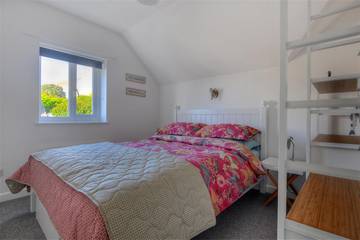 Log Cabin for 6 People in Lyme Regis, Jurassic Coast, Photo 4