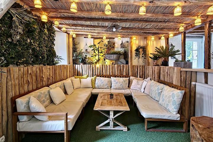 Location de vacances pour 8 personnes, avec jardin et jacuzzi à Chanzeaux