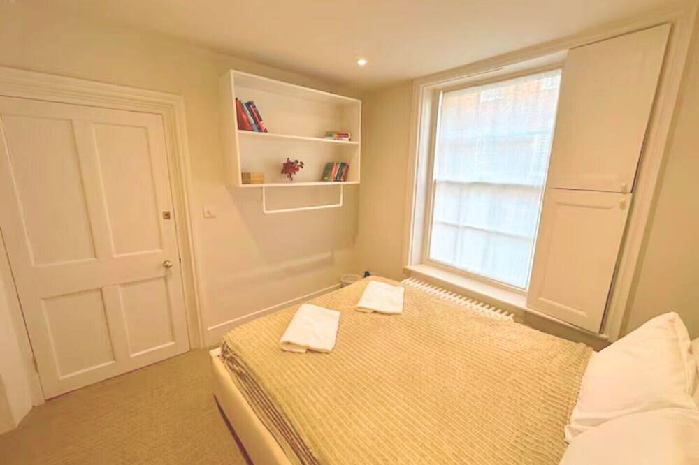 Modern, Spacious Town House Located in Central Chichester and Sleeping 10 - Dogs very welcome! in Chichester, Sussex Occidental