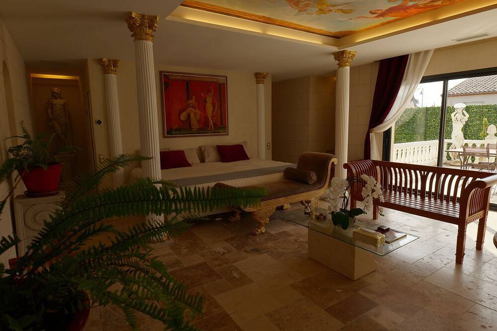 Secret House- La Villa Rom'Antiqua - Ancient immersive experience in Néfiach, Perpignan region