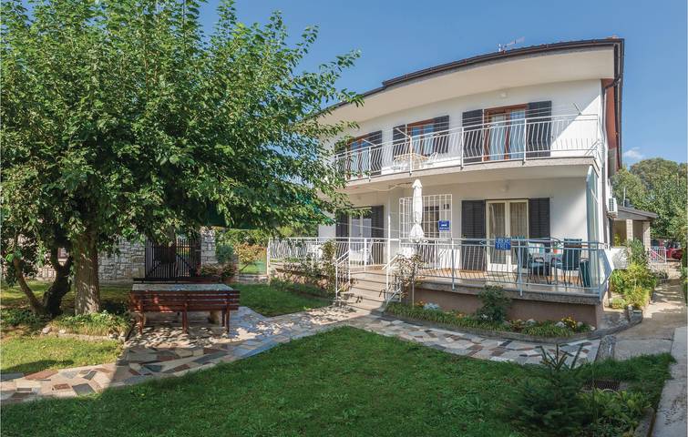 Apartamento vacacional entero, Acogedor apartamento a pocos pasos de la costa y del centro de la ciudad, con aparcamiento y terraza in Lovrecica, Region de Umag