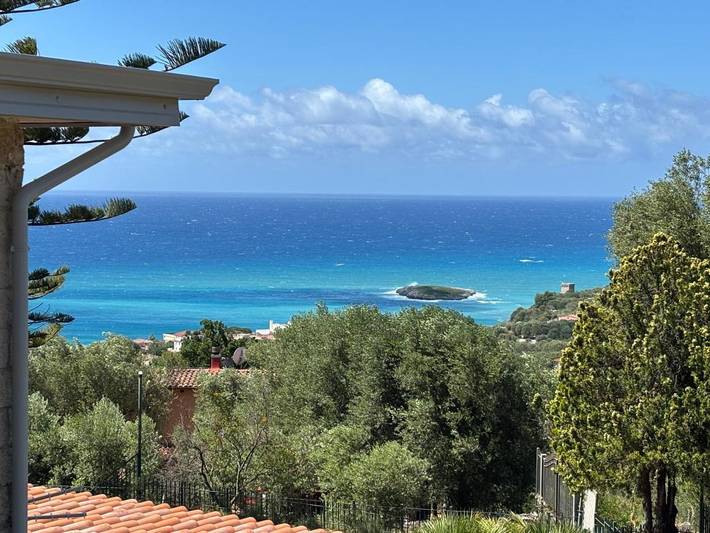 Casa vacanza per 5 persone, con panorama e giardino, adatto a famiglie con bambini a Marina di Camerota