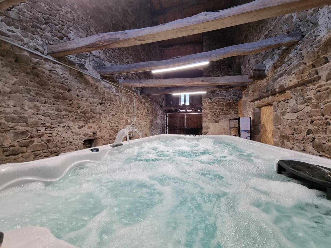 Spacious Cottage in Crozet - Pets Allowed and Wifi in Le Crozet, Roanne region